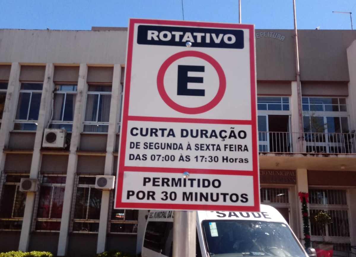 ADMINISTRAÇÃO MUNICIPAL IMPLEMENTA ESTACIONAMENTO ROTATIVO